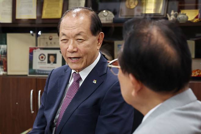 황우여 국민의힘 비상대책위원장이 11일 오전 서울 용산구 대한노인회중앙회를 방문해 김호일 대한노인회장을 만나 환담을 나누고 있다. /뉴스1