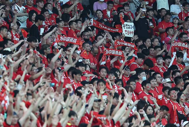 11일 오후 서울 마포구 상암동 서울월드컵경기장에서 열린 2026 북중미 월드컵 아시아 2차 예선 조별리그 C조 6차전 대한민국과 중국의 경기, 중국 원정 팬들이 응원을 하고 있다. /뉴스1