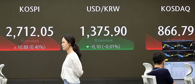 11일 서울 중구 하나은행 본점 딜링룸 모습. /연합뉴스