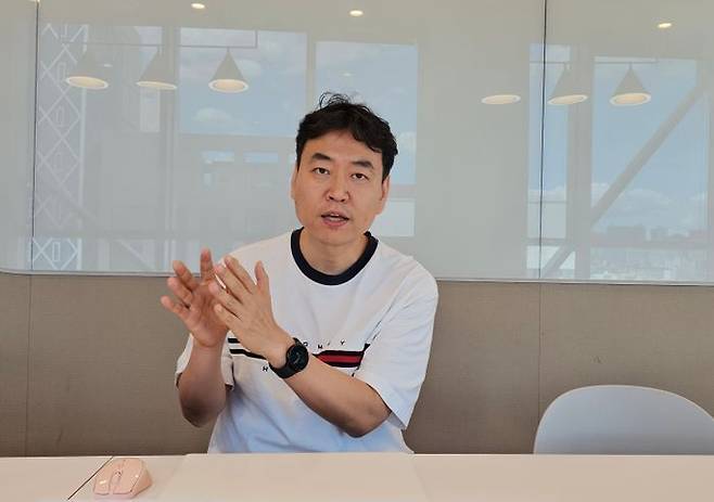 지난달 28일 최주홍 지피유엔(GPUN) 대표가 서울 강남구에 위치한 사무실에서 2027년 출시할 게임'테라리움'에 대해 소개하고 있다. ⓒ데일리안 황지현 기자