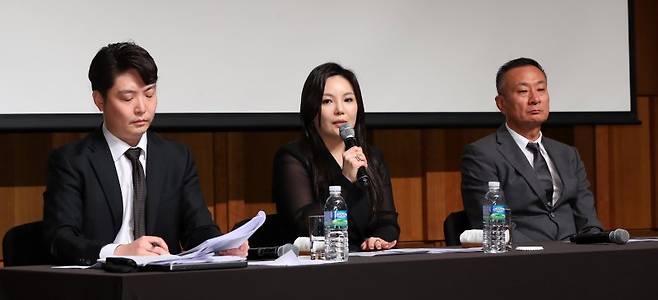 [서울=뉴시스] 김혜진 기자 = 차가원 원헌드레드 회장(가운데)이 10일 오후 서울 중구 신라호텔에서 열린 긴급 기자회견에서 입장을 밝히고 있다. 지난해 6월 첸백시는 SM의 부당한 장기 계약과 불투명한 정산을 주장하며 법적 대응을 예고했다. 그 과정에서 외부 세력 개입 및 템퍼링 의혹이 불거졌지만, 이는 첸백시 측과 외부 세력으로 거론된 MC몽이 즉각 반박하면서 논란은 일축됐다. 해당 분쟁은 전속 계약 해지 통보 후 약 19일 만에 양측이 협의 하에 갈등이 봉합됐다고 알렸다. 첸백시는 엑소를 유지하겠다는 약속을 지키며 7월 엑소 완전체로 컴백해 활동을 진행했다. 엑소 첸백시는 올해 1월 독립레이블 INB100에서의 새 출발을 공식화 했다. 차가원 회장과 MC몽이 설립한 회사로 MC몽이 실질적인 대표로 있는 빅플래닛메이드엔터와 밀리언마켓의 모기업이다. INB100 측은 이날 오전 "SM이 합의서의 전제가 된 협상 내용은 무시한 상태에서 첸백시 소속사인 INB100에 '아티스트 개인 활동 매출의 10%'를 내놓으라고 요구하는 상황"이라고 밝혔다. 또 "INB100은 부당함에 대한 내용 증명을 보냈지만 SM은 2개월 넘게 답을 하지 않고 있다"고 주장했다. 2024.06.10. jini@newsis.com <저작권자ⓒ 공감언론 뉴시스통신사. 무단전재-재배포 금지.> /사진=뉴시스화상