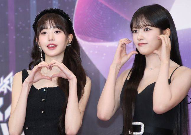 손으로 하트를 만든 포즈를 취하고 있는 아이브 장원영과 안유진(오른쪽). 뉴스1