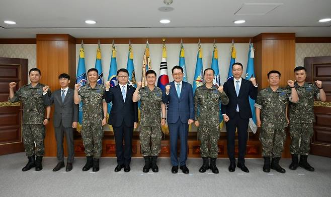 우리금융그룹 우리금융미래재단이 지난 10일 충남 계룡대에서 육·해·공군 참모총장과 함께 국가와 국민을 위해 헌신한 ‘우리 히어로’ 지원금 전달식을 가졌다. 이영수 공군참모총장(왼쪽에서 다섯 번째)과 장광익 우리금융지주 부사장(왼쪽에서 여섯 번째)이 공군 '우리 히어로’를 위한 지원금 전달식에서 기념촬영을 하고 있다. 사진=우리금융 제공