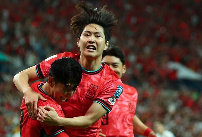 [서울=뉴시스] 황준선 기자 = 대한민국 축구대표팀 이강인이 11일 오후 서울 마포구 서울월드컵경기장에서 열린 2026 국제축구연맹(FIFA) 북중미 월드컵 아시아 지역 2차 예선 조별리그 C조 6차전 한국과 중국의 경기에서 후반전 선취골을 넣고 주장 손흥민과 기뻐하고 있다. 2024.06.11. hwang@newsis.com /사진=뉴시스