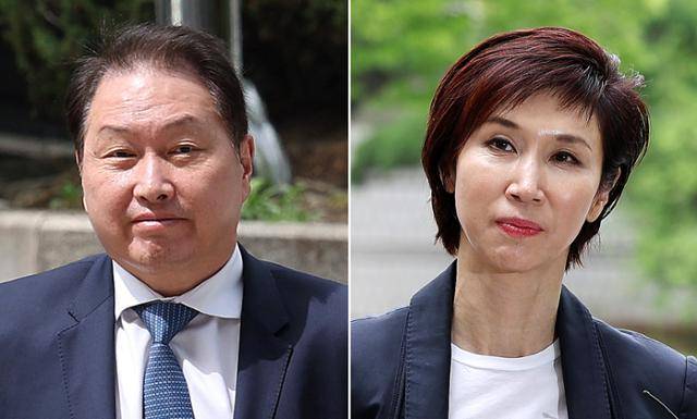 최태원(왼쪽 사진) SK그룹 회장과 노소영 아트센터 나비 관장이 지난달 16일 서울 서초구 서울고법에서 열린 이혼 소송 항소심 2차 변론에 출석하고 있다. 뉴스1