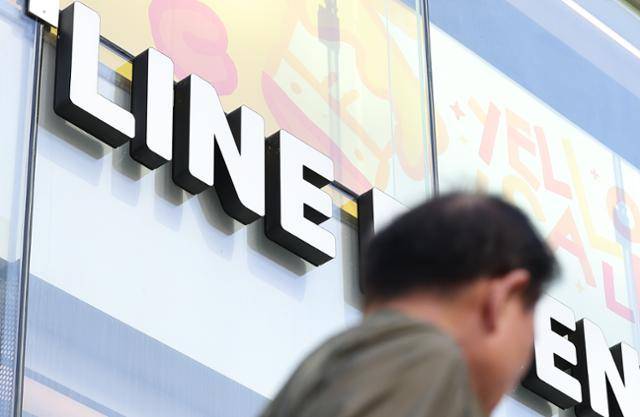 서울 서초구 라인프렌즈 플래그십스토어 강남점 앞을 시민이 지나가고 있다. 뉴스1