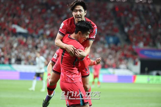 김도훈 임시감독이 이끄는 한국축구대표팀이 11일 오후 서울월드컵경기장에서 중국을 상대로 2026 FIFA 북중미월드컵 아시아지역 2차 예선 C조 최종전을 펼쳤다. 이강인이 첫골을 성공시키고 손흥민과 포옹하고있다. 상암=정시종 기자 capa@edaily.co.kr /2024.06.11.