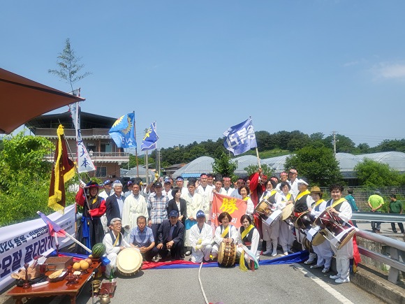 김천시 대항면 용복리와 신평리 마을이 단오 줄다리기행사를 마친 후 기념사진을 찍고 있다. [사진=김천시]