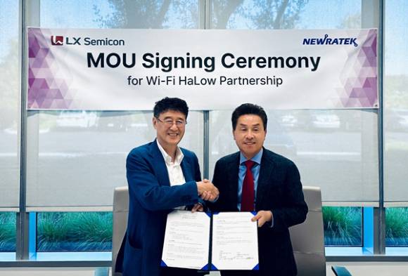 이윤태(왼쪽) LX세미콘 대표이사 사장과 이석규 뉴라텍 대표이사가 최근 미국 얼바인에 있는 뉴라텍의 자회사인 뉴라컴 사옥에서 업무협약(MOU)를 체결하고 있다. [사진=LX세미콘]