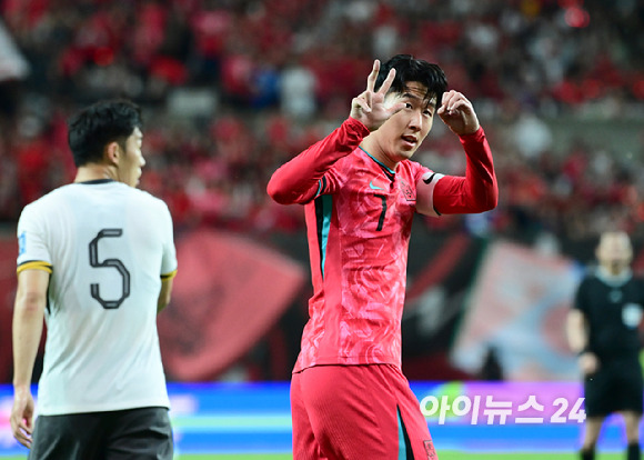 2026 FIFA 북중미 월드컵 2차 예선 대한민국과 중국의 경기가 11일 오후 서울월드컵경기장에서 열렸다. 전반 한국 손흥민이 중국팬들의 야유에 3-0을 그리고 있다. [사진=정소희 기자]