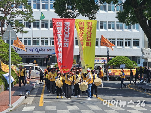 11일 오전 경상남도 의령군청 앞에서 지역 건설협회 회원 100여명이 '의령군의회 예산 삭감'을 규탄하는 집회를 열고 있다. [사진=독자 제공]