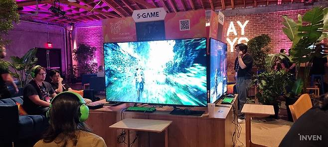 ▲ 게임 시연 시 개발자와 1:1로 앉아 대화를 나누며 플레이할 수 있다