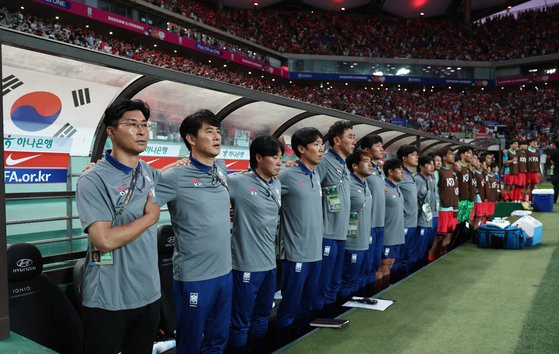 중국전에 앞서 어깨동무를 하고 애국가를 부르는 김도훈 감독(맨 왼쪽)과 축구대표팀 스태프. 연합뉴스