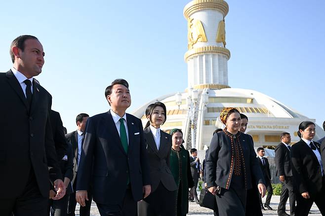 윤석열 대통령이 10일 오후(현지시간) 투르크메니스탄 수도 아시가바트의 독립기념탑을 방문하고 있다. 이 탑은 1991년 10월27일 투르크메니스탄이 러시아연방으로부터 독립한 것을 기념하는 조형물이다. 대통령실 사진공동취재단