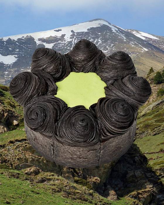 Peak cake, the signature cake of Nudake, a sister brand of the eyewear brand Gentle Monster. The pointed bread pieces surrounded by matcha cream resemble mountain peaks encircling a lake. [NUDAKE]