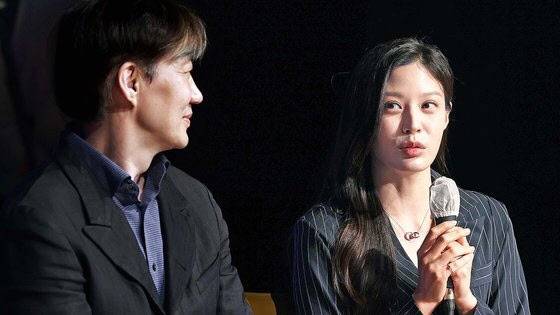 조국 현 조국혁신당 대표(왼쪽)과 딸 조민씨가 지난해 4월 11일 오후 부산 해운대구 쿠무다 콘서트홀에서 열린 ‘조국의 법고전 산책 저자와의 대화’에서 발언하고 있다.[사진 = 연합뉴스]