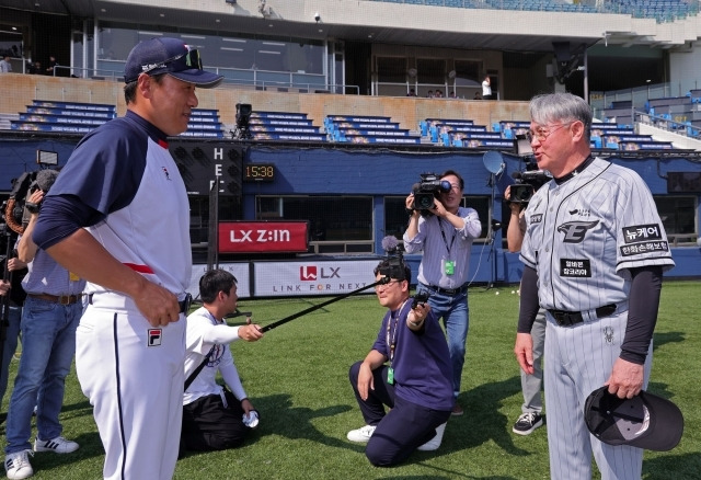 이승엽 두산 베어스 감독과 김경문 한화 이글스 감독이 첫 사령탑 조우를 가졌다. 사진=두산 베어스