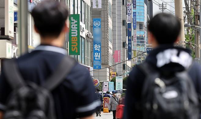 (서울=뉴스1) 박지혜 기자 =서울 강남구 대치동 학원가에서 학생들이 이동하고 있다.