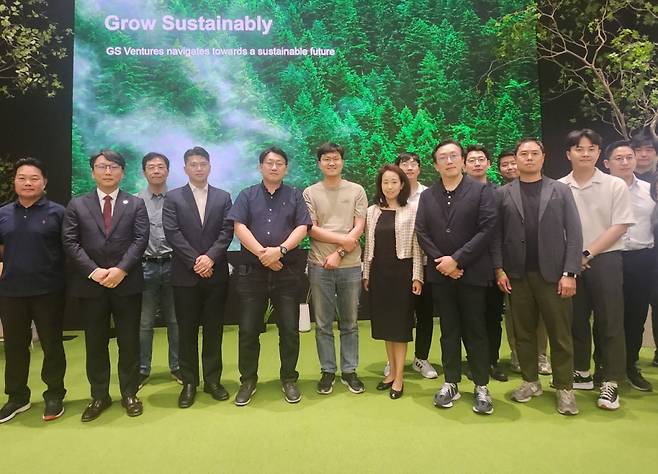 GS벤처스가 '배터리의 미래'를 주제로 'GSV Tech Day'를 열고, GS 가 투자한 배터리 연관 기술 보유 스타트업과 함께 교류 협력의 기회를 가졌다. 사진 왼쪽부터 9번째 GS벤처스 허준녕 대표가 스타트업 경영진과 함께 했다.