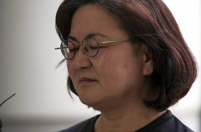 피해자 유족 이기철씨가 11일 서울 서초구 서울중앙지방법원에서 열린 학교폭력 피해자 사건에 여러 차례 불출석해 패소한 권경애 변호사를 상대로 낸 소송의 1심 선고가 끝난 뒤 법정에서 나와 심경을 밝혔다. /사진=뉴시스