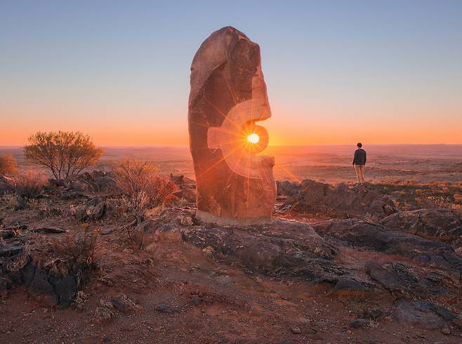 리빙 데저트, 석양 조각상