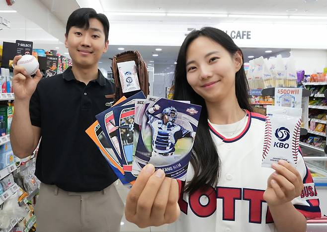 모델들이 세븐일레븐 ‘KBO 야구카드’를 홍보하고 있다. [코리아세븐 제공]