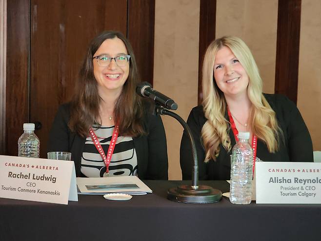 레이첼 루드웍 캔모어 카나나스키스관광청장, 알리샤 레이놀즈 캘거리관광청장의 밝은 미소