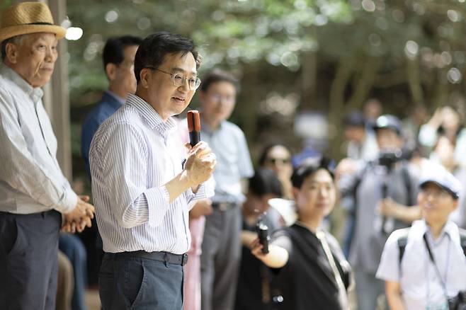 [수원=뉴시스] 10일 전라남도 강진군에서 김동연 경기도지사가 백련사에서 다산초당까지 이어지는 사색의 길을 실학에 관심있는 경기도 청년들과 문화예술인과 함께 걷기 행사를 했다. (사진=경기도 제공) 2024.06.11. photo@newsis.com *재판매 및 DB 금지