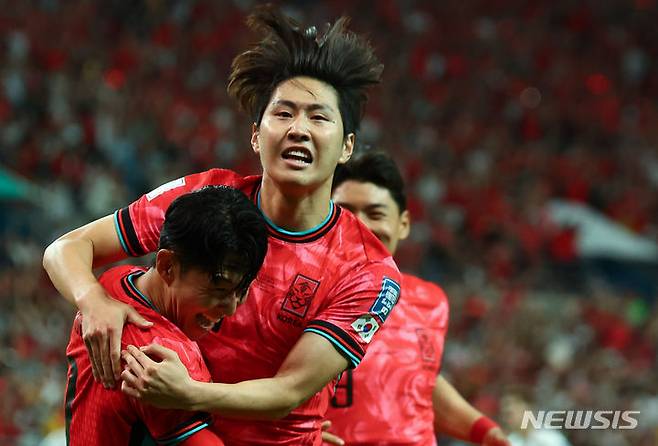 [서울=뉴시스] 황준선 기자 = 대한민국 축구대표팀 이강인이 11일 오후 서울 마포구 서울월드컵경기장에서 열린 2026 국제축구연맹(FIFA) 북중미 월드컵 아시아 지역 2차 예선 조별리그 C조 6차전 한국과 중국의 경기에서 후반전 선취골을 넣고 주장 손흥민과 기뻐하고 있다. 2024.06.11. hwang@newsis.com