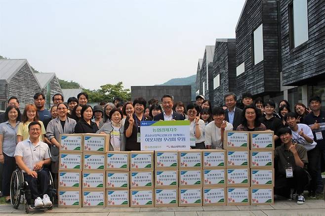 사진=농협경제지주가 10일 충남 공주시 '한국문화연수원'에서 이웃사랑 꾸러미 공동제작 및 나눔 행사를 진행했다. 행사에 참석한 박서홍 농업경제대표이사(왼쪽)와 안경주 충남사회혁신센터장(가운데)이 우리 농산물로 만든 농협 가공식품을 들고 기념사진을 촬영하고 있다. 농협중앙회 제공