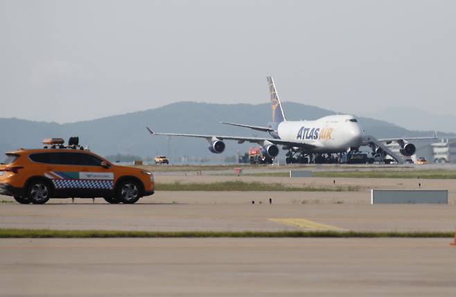 11일 인천국제공항 1활주로에서 미국 아틀라스항공 5Y8692편 화물기가 착륙 중 타이어가 파손돼 멈춰서있다. 인천국제공항공사 제공