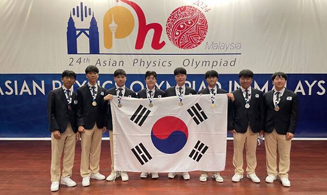 2024년 아시아물리올림피아드에 참가한 한국대표단 이민섭(왼쪽부터), 고민재, 김민재, 이혁준, 이웅주, 이연우, 주형조, 이승헌 학생. 과학기술정보통신부 제공