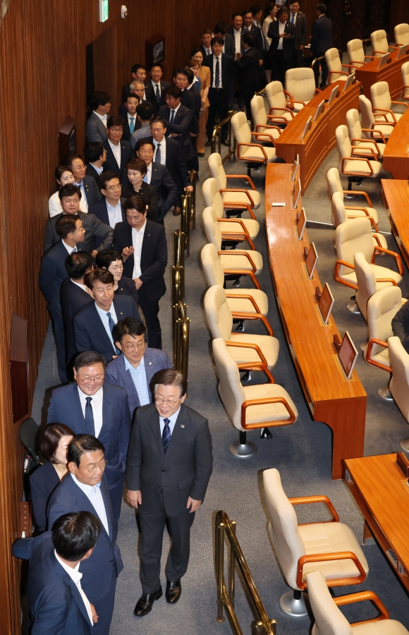 野 ‘독식 표결’ - 이재명(오른쪽) 더불어민주당 대표를 비롯한 야당 의원들이 10일 오후 서울 여의도 국회에서 열린 본회의에서 법제사법위원장 등 11개 상임위원장 선출 투표를 하기 위해 줄을 서고 있다. 여당인 국민의힘은 야당의 선출 강행에 반발해 불참했다. 뉴시스