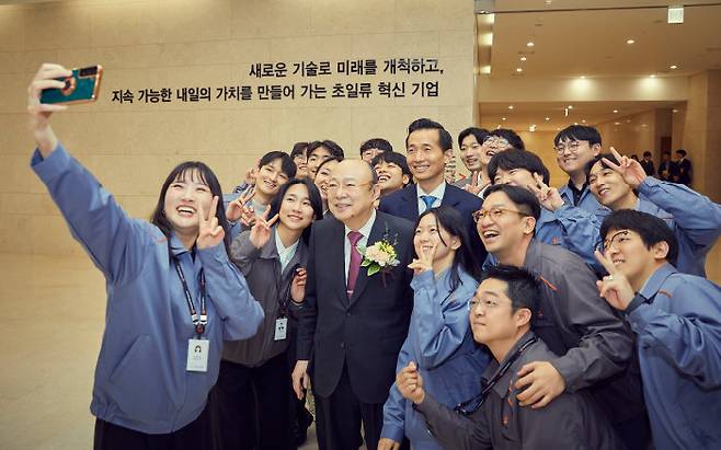3월 29일 한화에어로스페이스 대전 R&D 캠퍼스를 방문한 김승연 한화그룹 회장과 김동관 한화그룹 부회장이 직원들과 사진을 찍고 있다. [한화그룹]