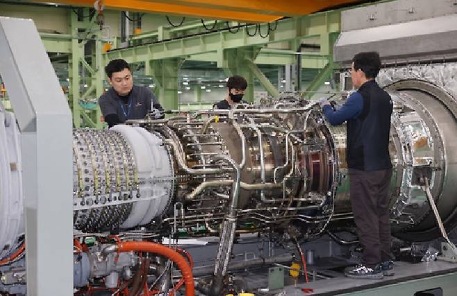 경남 창원시 한화에어로스페이스 창원공장에서 직원들이 항공 엔진을 점검하고 있다. [한화에어로스페이스]