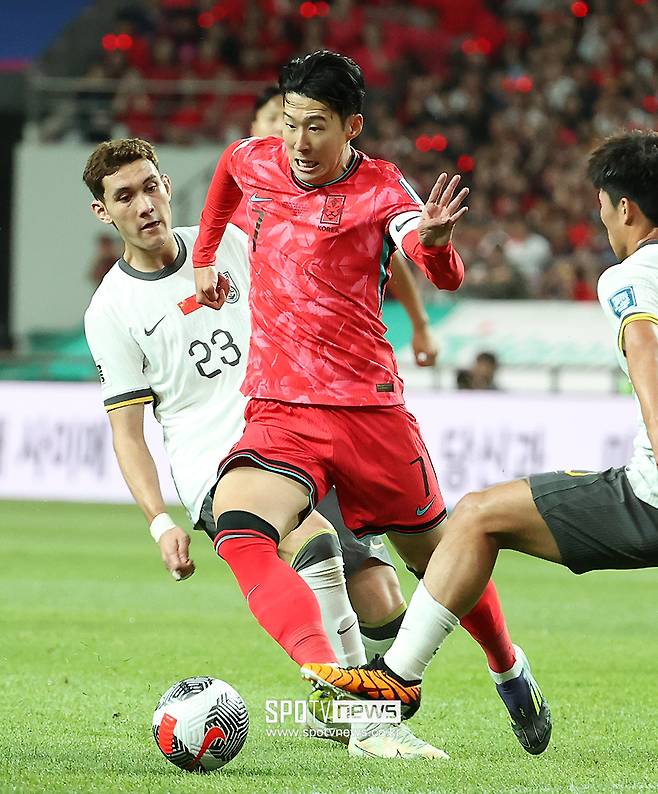 ▲ '캡틴 손흥민과 이강인이 꽉 끌어안고 세리머니를 했다. 가슴 뜨거운 장면이었다. 그동안 원정에서만 봤던 이 세리머니를 6만 관중 앞에서 할 수 있었다. 이강인이 번개같이 쇄도했고 낮고 정확한 슈팅으로 중국의 밀집 수비를 뚫어내는데 성공했는데 환호하던 손흥민은 세리머니를 하러 코너 플래그 쪽으로 오는 이강인에게 안기라는 몸짓을 했다. 득점한 이강인은 손흥민에게 달려와 캡틴의 두 팔에 꽉 안겼다. 손흥민은 세리머니 후에도 이강인 머리를 쓰다듬으며 꿀 떨어지는 모습을 보였다 ⓒ곽혜미 기자