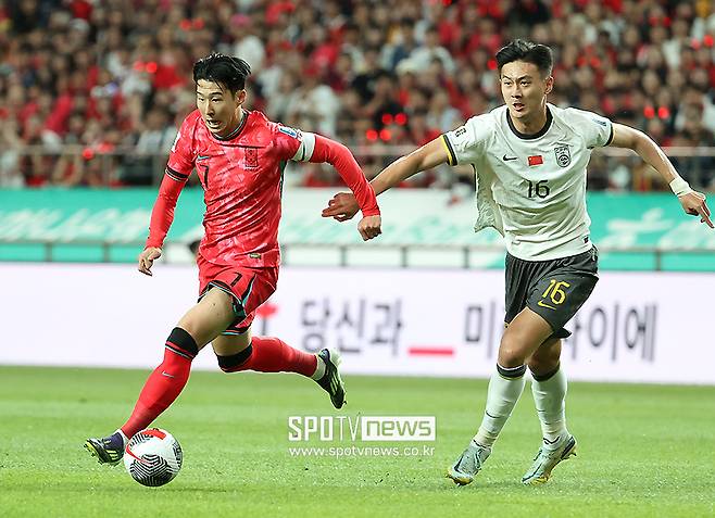 ▲ 한국은 11일 오후 8시 서울월드컵경기장에서 2026 국제축구연맹(FIFA) 북중미월드컵 아시아지역 2차예선 C조 조별리그 최종전에서 중국을 상대로 1-0으로 이겼다.&nbsp;후반 7분, 중국이 한국 진영에서 코너킥을 얻었다. 그런데 세트피스 전술(?)이 이상했다. 박스 안 대부분 선수들이 골키퍼 조현우를 둘러싸 시야를 방해했다. 농담을 조금 섞는다면 흡사 '팬미팅' 같은 장면이었다. 중국의 어이없는 전술을 본 모하메드 칼레드 알 호이시(사우디아라비아) 심판은 크게 분노했다ⓒ곽혜미 기자