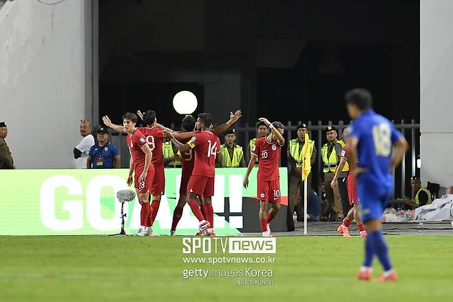 ▲ 태국은 11일(한국시간) 태국 방콕 라자망갈라 경기장에서 열린 2026 국제축구연맹(FIFA) 북중미 월드컵 아시아 지역 2차 예선 C조 6번째 경기에서 싱가포르를 3-1로 꺾었다. 중국과 승점을 시작으로 골득실 다득점까지 모두 같지만, 승자승에서 밀려 3차 예선 진출이 좌절됐다. 한국이 C조 1위, 중국이 C조 2위로 3차 예선에 진출하게 됐다.