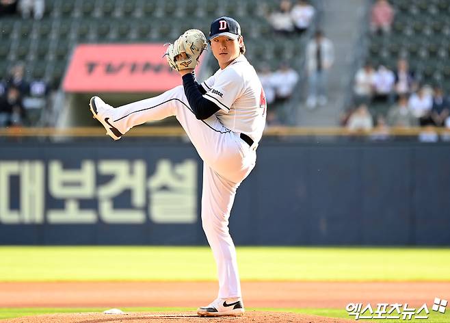 두산 베어스 토종 에이스 곽빈이 한국야구위원회(KBO)가 6월 11일 발표한 2024 시즌 5월 월간 MVP 수상의 주인공이 됐다. 곽빈은 두산 소속 선수로는 2021 시즌 10월 아리엘 미란다 이후 첫 월간 MVP 수상의 기쁨을 맛봤다. 두산 국내 투수가 월간 MVP를 수상한 건 2016년 7월 유희관 이후 8년 만이다.   곽빈은 5월 MVP 후보였던 팀 선배 홍건희, LG 트윈스 김진성과 임찬규, 문성주, KIA 타이거즈 제임스 네일과 박찬호, 롯데 자이언츠 윤동희, 키움 히어로즈 로니 도슨과의 경쟁에서 이겼다. 사진 엑스포츠뉴스 DB