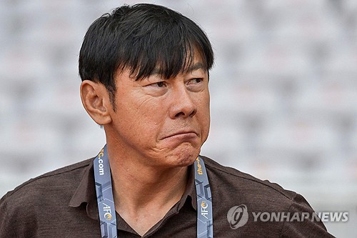 신태용 감독이 이끄는 인도네시아 축구대표팀이 11일 수도 자카르타 겔로라 붕카르노에서 열린 2026 북중미 월드컵 아시아 2차예선 F조 최종전에서 필리핀을 2-0으로 완파하고 3차예선에 진출했다. 인도네시아는 3차예선에서 자국 축구 사상 처음으로 월드컵 본선 티켓에 도전할 수 있게 됐다. 인도네시아는 신 감독의 리더십과 더불어 유럽에서 인도네시아 2중 국적자 혹은 인도네시아 혈통을 찾아 국적 부여하는 방식으로 대표팀을 강화했다. 연합뉴스