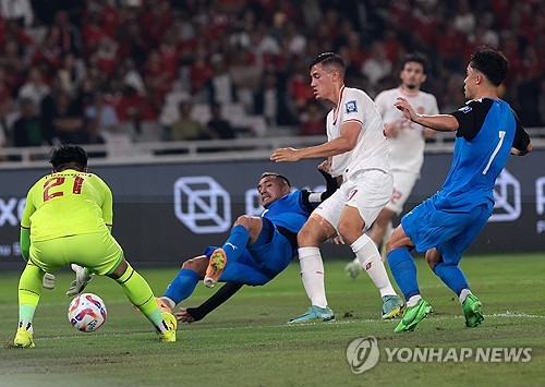 신태용 감독이 이끄는 인도네시아 축구대표팀이 11일 수도 자카르타 겔로라 붕카르노에서 열린 2026 북중미 월드컵 아시아 2차예선 F조 최종전에서 필리핀을 2-0으로 완파하고 3차예선에 진출했다. 인도네시아는 3차예선에서 자국 축구 사상 처음으로 월드컵 본선 티켓에 도전할 수 있게 됐다. 인도네시아는 신 감독의 리더십과 더불어 유럽에서 인도네시아 2중 국적자 혹은 인도네시아 혈통을 찾아 국적 부여하는 방식으로 대표팀을 강화했다. 연합뉴스