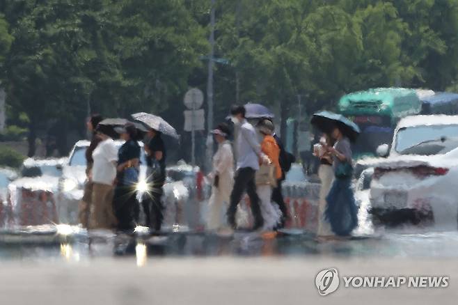 이번 여름 얼마나 더워지려고 (서울=연합뉴스) 임화영 기자 = 전국 대부분 지역의 낮 기온이 30도 이상으로 오른 10일 서울 여의도 일대에서 아지랑이가 피어오르고 있다. 2024.6.10 hwayoung7@yna.co.kr