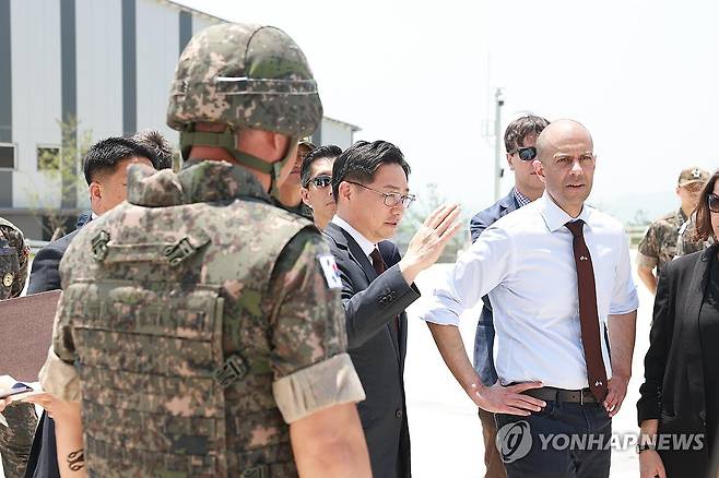 한미 핵협의그룹 대표단, 미사일전략사령부 방문 (서울=연합뉴스) 조창래 대한민국 국방정책실장과 비핀 나랑 미합중국 국방부우주정책차관보 대행이 제3차 핵협의그룹(NCG) 계기로 11일 육군 미사일전략사령부를 방문, 관계자로부터 한국의 첨단 재래식 능력 관련 브리핑을 듣고 있다. 2024.6.11 [국방부 제공. 재판매 및 DB 금지] photo@yna.co.kr