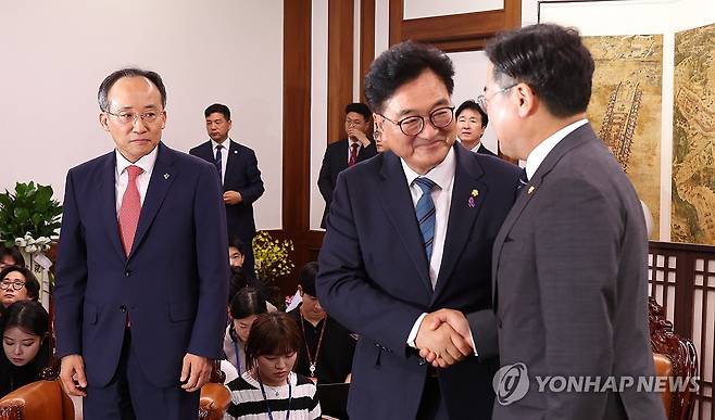 국회 원구성 놓고 국회의장과 회동하는 추경호-박찬대 (서울=연합뉴스) 김주형 기자 = 우원식 국회의장이 10일 오후 국회에서 국민의힘 추경호(왼쪽), 더불어민주당 박찬대 원내대표(오른쪽)와 상임위원회를 배분하는 원구성 문제를 두고 회동하고 있다. 2024.6.10 kjhpress@yna.co.kr