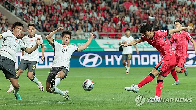 황인범의 강슛! (서울=연합뉴스) 김인철 기자 = 11일 서울월드컵경기장에서 열린 2026 북중미 월드컵 아시아 지역 2차 예선 C조 6차전 한국과 중국의 경기. 황인범이 중국 수비를 앞에 두고 슛을 시도하고 있다. 2024.6.11 yatoya@yna.co.kr