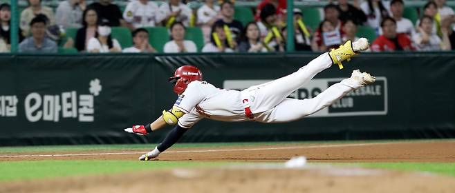 3루에 슬라이딩하는 SSG 랜더스 박지환 [SSG 랜더스 제공. 재판매 및 DB 금지]