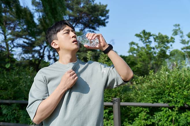 만성 탈수 상태에 접어들면 갈증을 제대로 느끼지 못한다. 그래서 목이 마르지 않더라도 주기적으로 물을 마셔주는 습관을 들이는 것이 제일 좋다. [사진= 게티이미지뱅크]