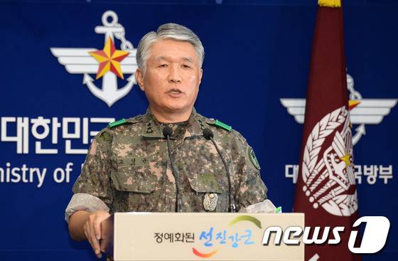 2013년 8월 26일 고성균 육군사관학교 교장이 서울 용산 국방부에서 '육사 제도·문화 일대 혁신 추진방안'을 설명하고 있다. 육사는 이날 생도들에게 금주, 금연, 금혼 등 '3금 제도'가 엄격히 적용되고 성추행, 성희롱 등 성 관련 범죄를 저지를 경우 퇴교처리와 동시에 사법기관에 고발하는 내용 등의 '육사 제도·문화 일대 혁신 추진방안'을 발표했다. ⓒ 뉴스1