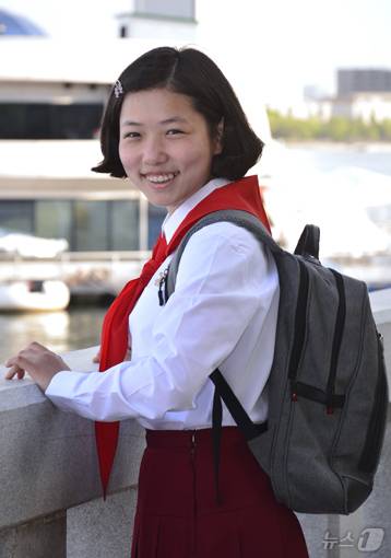 북한 대외선전매체 내나라는 12일 "제2차 전국초급 및 고급중학교 학생들의 외국어회화 경연에서 뭇사람들의 시선을 모은 나어린 여학생이 있었다"면서 "평양시 선교구역에 있는 선교초급중학교(당시) 1학년 학생 임송아"라고 보도했다.(사진은 내나라 갈무리)