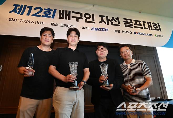 11일 경기도 기흥 코리아CC에서 열린 '제12회 배구인 자선골프대회'에서 수상자들이 트로피와 함께 포즈를 취하고 있다. 왼쪽부터 준우승 차상현 해설위원, 우승 김종민 한국도로공사 감독, 메달리스트 이영호 현대건설 단장, 3위 변우덕 우리카드 사무국장. 기흥=허상욱 기자wook@sportschosun.com/2024.06.11/